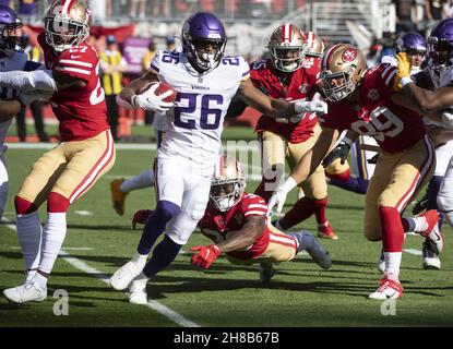 Santa Clara, États-Unis.28 novembre 2021.Minnesota Vikings en course de retour Kene Nwangwu (26) a fait le début du coup d'envoi contre les 49ers de San Francisco au stade Levi's à Santa Clara, en Californie, le dimanche 28 novembre 2021.Les 49ers ont battu les Vikings 34-26.Photo de Terry Schmitt/UPI crédit: UPI/Alay Live News Banque D'Images