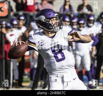 Santa Clara, États-Unis.28 novembre 2021.Minnesota Vikings Quarterback Kirk cousins (8) lance contre les 49ers de San Francisco dans le premier trimestre au stade Levi's à Santa Clara, Californie, le dimanche 28 novembre 2021.Les 49ers ont battu les Vikings 34-26.Photo de Terry Schmitt/UPI crédit: UPI/Alay Live News Banque D'Images