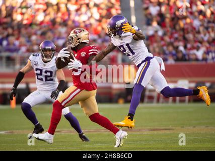 Santa Clara, Californie, États-Unis.28 novembre 2021.Deebo Samuel (19), grand récepteur des 49ers de San Francisco, fait une prise et est défendu par le Minnesota Vikings Corner back Bashaud Breeland (21) et m22 au troisième trimestre lors d'un match au stade Levi's le dimanche 28 novembre 2021, à Santa Clara.(Image de crédit : © Paul Kitagaki Jr./ZUMA Press Wire) Banque D'Images