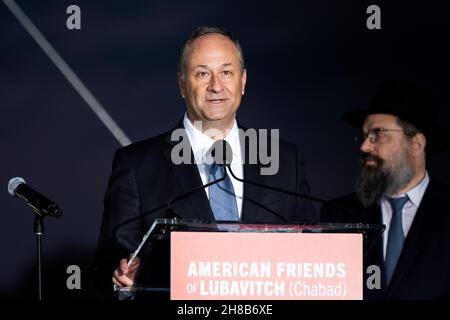 Washington, États-Unis.28 novembre 2021.Le deuxième monsieur Doug Emhoff parle de l'éclairage de la Menorah nationale.Crédit : SOPA Images Limited/Alamy Live News Banque D'Images