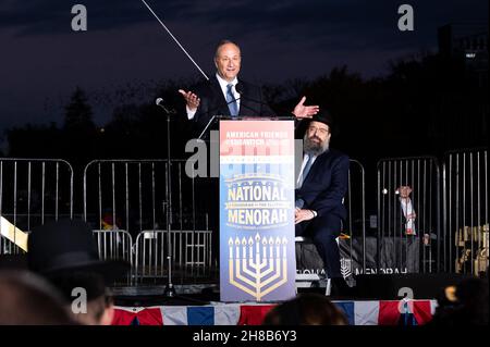 Washington, États-Unis.28 novembre 2021.Le deuxième monsieur Doug Emhoff parle de l'éclairage de la Menorah nationale.Crédit : SOPA Images Limited/Alamy Live News Banque D'Images