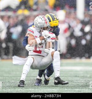 Ann Arbor, Michigan, États-Unis.27 novembre 2021.Vincent Gray, Corner back de l'Université du Michigan, s'attaque au récepteur de l'Université d'État de l'Ohio Chris Olave après une prise.(Image de crédit : © David Donoher/ZUMA Press Wire) Banque D'Images