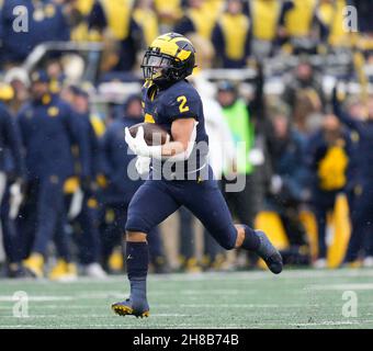 Ann Arbor, Michigan, États-Unis.27 novembre 2021.La course de retour Blake Corum de l'Université du Michigan court pour une première baisse.(Image de crédit : © David Donoher/ZUMA Press Wire) Banque D'Images