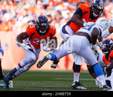 Denver, Colorado, États-Unis.28 novembre 2021.Denver Broncos en arrière Melvin Gordon (25) fait une coupure dans la première moitié du match de football entre les Denver Broncos et Los Angeles Chargers à Empower Field Field à Denver, CO. Derek Regensburger/CSM/Alay Live News Banque D'Images