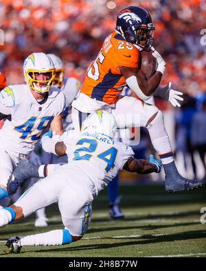 Denver, Colorado, États-Unis.28 novembre 2021.Denver Broncos en arrière Melvin Gordon (25) tente de s'attaquer à l'attaque de la sécurité des Chargers de Los Angeles Nasir Adderley (24) dans la première moitié du match de football entre les Broncos de Denver et les Chargers de Los Angeles à Empower Field Field à Denver, CO. Derek Regensburger/CSM/Alay Live News Banque D'Images