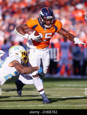 Denver, Colorado, États-Unis.28 novembre 2021.Denver Broncos en arrière Melvin Gordon (25) ne peut pas briser l'attaque de la sécurité des Chargers de Los Angeles Nasir Adderley (24) dans la première moitié du match de football entre les Broncos de Denver et les Chargers de Los Angeles à Empower Field Field à Denver, CO. Derek Regensburger/CSM/Alay Live News Banque D'Images