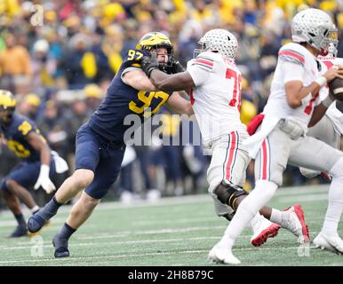 Ann Arbor, Michigan, États-Unis.27 novembre 2021.Aiden Hutchinson, lineman défensif de l'Université du Michigan, fait le quarterback CJ Stroud, de l'Université d'État de l'Ohio.(Image de crédit : © David Donoher/ZUMA Press Wire) Banque D'Images