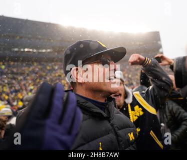 Ann Arbor, Michigan, États-Unis.27 novembre 2021.Jim Harbaugh, entraîneur-chef de football de l'Université du Michigan, célèbre la victoire sur l'Ohio State University.(Image de crédit : © David Donoher/ZUMA Press Wire) Banque D'Images