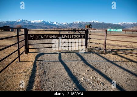 Bridgeport est une petite ville du comté de Mono, en Californie, aux États-Unis, qui abrite le premier palais de justice et la prison du comté, et possède un réservoir à proximité. Banque D'Images