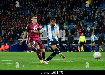 Cornella, Espagne.28 novembre 2021.Yangel Herrera (R) d'Espanyol tire lors d'un match de football de première division en Espagne entre le RCD Espanyol et Real Sociedad à Cornella, Espagne, 28 novembre 2021.Crédit : Joan Gosa/Xinhua/Alay Live News Banque D'Images