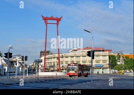 Un bus rouge s'arrête à l'emblématique Giant Swing (Sao-Ching-Chaa) dans la vieille ville (Phra Nakhon / Phranakorn), Bamrung Muang Rd., Bangkok, Thaïlande Banque D'Images