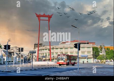 Un bus rouge s'arrête à l'emblématique Giant Swing (Sao-Ching-Chaa) dans la vieille ville (Phra Nakhon / Phranakorn), Bamrung Muang Rd., Bangkok, Thaïlande Banque D'Images