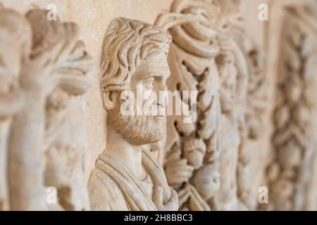 Relief de face sur le tombeau dans la ville antique d'Éphèse, Turquie. Banque D'Images