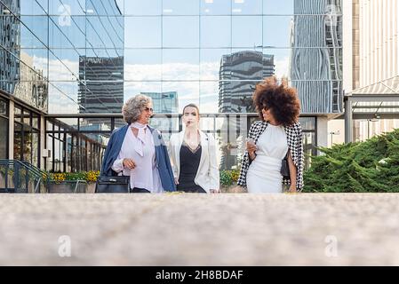 trois femmes d'affaires quittent leur travail pour parler entre elles Banque D'Images