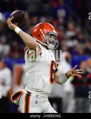 Baltimore, États-Unis.29 novembre 2021.Le quarterback des Cleveland Browns Baker Mayfield (6) jette un terrain de descente contre les Baltimore Ravens pendant la première moitié au stade M&T Bank à Baltimore, Maryland, le dimanche 28 novembre 2021.Photo de David Tulis/UPI crédit: UPI/Alay Live News Banque D'Images