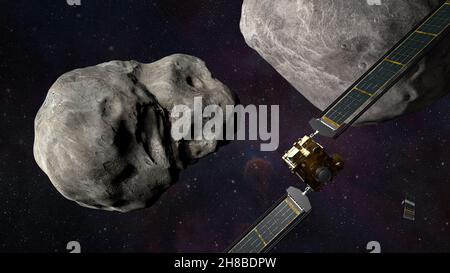 Cette illustration est celle de l’engin spatial DART (Double Asteroid Redirection Test) de la NASA et du LICIACube de l’Agence spatiale italienne (ASI) avant l’impact sur le système binaire Didymos.Ce sont les premiers essais de défense planétaire à grande échelle au monde, qui démontrent une méthode de déflexion des astéroïdes.Développé et dirigé pour la NASA par le Johns Hopkins Applied Physics Laboratory (APL) à Laurel, Maryland, DART démontrera la technique de défense planétaire connue sous le nom d'impact cinétique.Le vaisseau spatial DART se lance dans un astéroïde et se déplace sur son orbite, en prenant une mesure critique pour démontrer des moyens de protec Banque D'Images