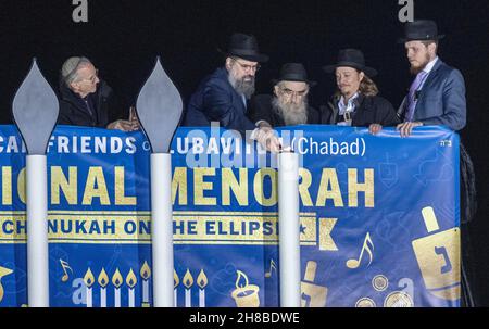 Washington, États-Unis.28 novembre 2021.De gauche à droite : Louis Mayberg du Conseil national de la Menorah Rabbi Levi Shemtov, vice-président exécutif des amis américains de Lubavitch (Chabad), Washington, DC Rabbi Abraham Shemtov, directeur national les amis américains de Lubavitch (Chabad) Brock Pierce,Et le rabbin Menachem Shemtov allume la Menorah nationale sur l'ellipse à Washington, DC, le dimanche 28 novembre 2021.Photo de Ron Sachs/UPI crédit: UPI/Alay Live News Banque D'Images