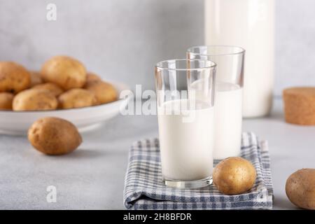 Lait de pomme de terre vegan dans des verres sur table grise.Autres tubercules de lait et de pommes de terre à base de plantes - image Banque D'Images