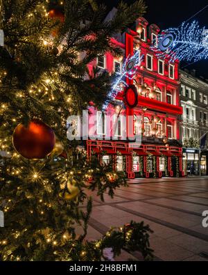 L'arbre de Noël, et d'autres décorations de fête sur New Bond Street par le magasin de luxe Cartier à Londres. Banque D'Images