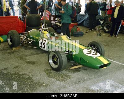 Conduit et détenu par les robs Lamplow, le Lotus 1964 Climax 33 a été une progression logique par rapport au Lotus 25 révolutionnaire de 1962, qui a redéfini la construction de voitures de course monoplaces.Un produit de l'esprit fertile de Colin Chapman et conduit par Jim Clark, c'était la voiture à battre.Goodwood Festival of Speed, 12 juillet 2002.Goodwood Festival of Speed, 12 juillet 2002. Banque D'Images