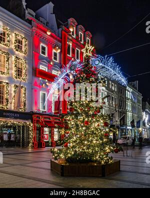 L'arbre de Noël sur New Bond Street par le magasin de luxe Cartier décoré pour la saison des fêtes à Londres. Banque D'Images