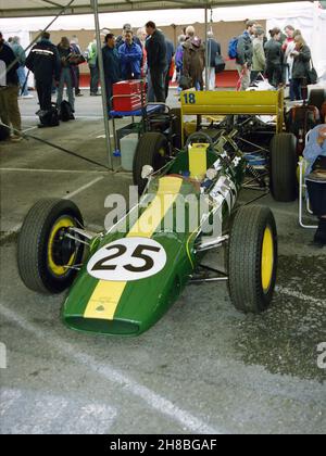 Entré par Cedric Selzer, conduit par Chris Alford, le Lotus 25 a redéfini la construction de voitures de course monoplaces en 1962.Un produit de l'esprit fertile de Colin Chapman et conduit par Jim Clark, c'était la voiture à battre.Goodwood Festival of Speed, 12 juillet 2002.Il s'agit du châssis R5, la voiture que Jim Clark a conduit dans la course finale de 1962, au GP d'Afrique du Sud, mais un petit boulon a échoué et le championnat est allé à Graham Hill dans le BRM Banque D'Images