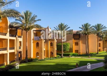 Hurghada, Égypte - 24 mai 2021 : vue sur les villas résidentielles de l'hôtel du Stella Di Mare Beach Resort and Spa situé dans la baie de Makadi, dont l'une des Banque D'Images