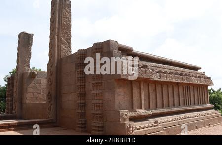 La période inachevée de Vijayanagara est considérée comme ayant de belles sculptures sur les murs du temple et un mur latéral. Banque D'Images