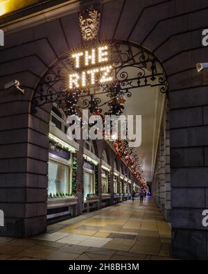 Le célèbre Ritz Hotel décoré pour la période de Noël à Londres. Banque D'Images