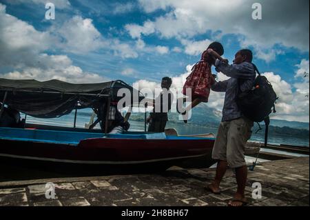 Bali Aga On a vu traverser le lac Batur pour un pèlerinage au cimetière de Terunyan à Bali, Indonésie. Photo prise le 03 novembre 2016.La tradition de crémation Terunyan est un patrimoine intangible de la tribu Bali Aga (indigène de l'île de Bali) qui s'adapta aux caractéristiques naturelles de l'anneau de feu du Pacifique à l'époque néolithique et encore préservé jusqu'à présent.L'uniqely de la tradition de crémation de Terunyan est au sujet de lacérer le corps de la mort sans burried à l'intérieur de la forêt de végétation d'encens tache loin de la colonie principale, a déclaré un natif du village de Terunyan, I Wayan Arjana.Cette tradition bo Banque D'Images