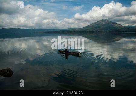 Bali Aga On a vu traverser le lac Batur pour un pèlerinage au cimetière de Terunyan à Bali, Indonésie. Photo prise le 03 novembre 2016.La tradition de crémation Terunyan est un patrimoine intangible de la tribu Bali Aga (indigène de l'île de Bali) qui s'adapta aux caractéristiques naturelles de l'anneau de feu du Pacifique à l'époque néolithique et encore préservé jusqu'à présent.L'uniqely de la tradition de crémation de Terunyan est au sujet de lacérer le corps de la mort sans burried à l'intérieur de la forêt de végétation d'encens tache loin de la colonie principale, a déclaré un natif du village de Terunyan, I Wayan Arjana.Cette tradition bo Banque D'Images