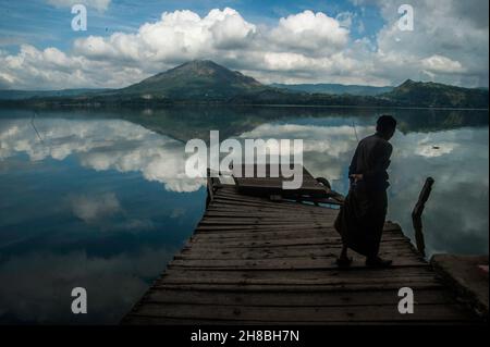 Bali Aga personnes vues au bord du lac Batur pour un pèlerinage au cimetière de Terunyan à Bali, Indonésie.photo prise le 03 novembre 2016.La tradition de crémation Terunyan est un patrimoine intangible de la tribu Bali Aga (indigène de l'île de Bali) qui s'adapta aux caractéristiques naturelles de l'anneau de feu du Pacifique à l'époque néolithique et encore préservé jusqu'à présent.L'uniqely de la tradition de crémation de Terunyan est au sujet de lacérer le corps de la mort sans burried à l'intérieur de la forêt de végétation d'encens tache loin de la colonie principale, a déclaré un natif du village de Terunyan, I Wayan Arjana.Cette tradition est née Banque D'Images