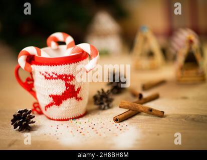 mug en laine isolante avec cerf brodé sur la table en bois Banque D'Images