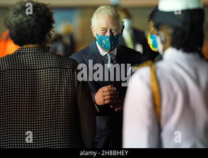 Le Prince de Galles est accueilli par des dignitaires assemblés et des membres de l'armée alors qu'il arrive à l'aéroport international Grantley Adams de Bridgetown, à la Barbade.Date de la photo: Dimanche 28 novembre 2021. Banque D'Images