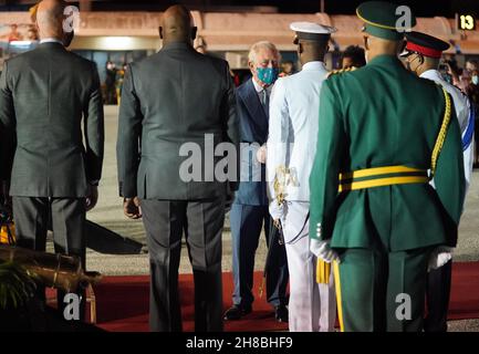 Le Prince de Galles est accueilli par des dignitaires assemblés et des membres de l'armée alors qu'il arrive à l'aéroport international Grantley Adams de Bridgetown, à la Barbade.Date de la photo: Dimanche 28 novembre 2021. Banque D'Images