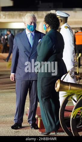 Le Prince de Galles discute avec Sandra Mason, ancienne gouverneure générale et présidente élue de la Barbade, à son arrivée à l'aéroport international Grantley Adams de Bridgetown, à la Barbade.Date de la photo: Dimanche 28 novembre 2021. Banque D'Images