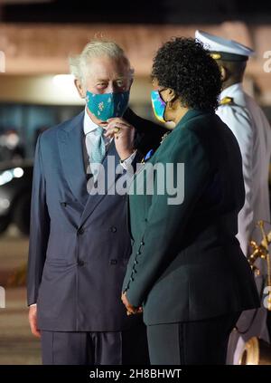 Le Prince de Galles discute avec Sandra Mason, ancienne gouverneure générale et présidente élue de la Barbade, à son arrivée à l'aéroport international Grantley Adams de Bridgetown, à la Barbade.Date de la photo: Dimanche 28 novembre 2021. Banque D'Images