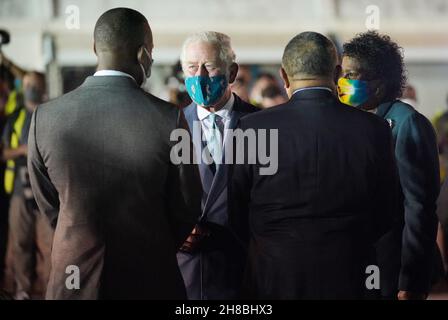 Le Prince de Galles est accueilli par des dignitaires rassemblés, dont Sandra Mason (à droite), l'ancien gouverneur général et président élu de la Barbade, et des membres de l'armée à son arrivée à l'aéroport international Grantley Adams de Bridgetown, à la Barbade.Date de la photo: Dimanche 28 novembre 2021. Banque D'Images