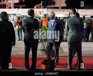 Le Prince de Galles est accueilli par des dignitaires assemblés et des membres de l'armée alors qu'il arrive à l'aéroport international Grantley Adams de Bridgetown, à la Barbade.Date de la photo: Dimanche 28 novembre 2021. Banque D'Images