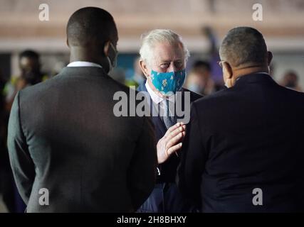 Le Prince de Galles est accueilli par des dignitaires assemblés et des membres de l'armée alors qu'il arrive à l'aéroport international Grantley Adams de Bridgetown, à la Barbade.Date de la photo: Dimanche 28 novembre 2021. Banque D'Images