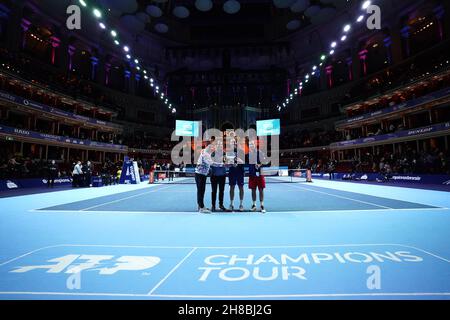 (G-D) Marcos Bagdatis, Tommy Haas, Greg Rusedski et Radek Stepanek de l'équipe Greg posent avec le Trophée des champions de l'ATP lors de la tournée des champions de l'ATP 2021 qui s'est tenue au Royal Albert Hall, à Londres.Date de la photo: Dimanche 28 novembre 2021. Banque D'Images