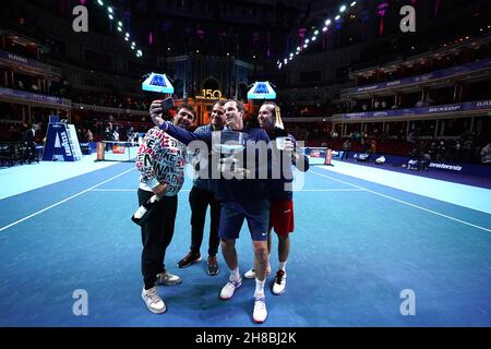 (G-D) Marcos Bagdatis, Tommy Haas, Greg Rusedski et Radek Stepanek de l'équipe Greg posent avec le Trophée des champions de l'ATP lors de la tournée des champions de l'ATP 2021 qui s'est tenue au Royal Albert Hall, à Londres.Date de la photo: Dimanche 28 novembre 2021. Banque D'Images