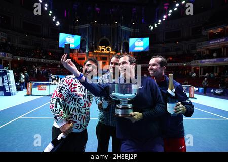 (G-D) Marcos Bagdatis, Tommy Haas, Greg Rusedski et Radek Stepanek de l'équipe Greg posent avec le Trophée des champions de l'ATP lors de la tournée des champions de l'ATP 2021 qui s'est tenue au Royal Albert Hall, à Londres.Date de la photo: Dimanche 28 novembre 2021. Banque D'Images