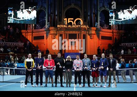 (G-D) Marcos Bagdatis, Tommy Haas, Greg Rusedski et Radek Stepanek de l'équipe Greg posent avec le Trophée des champions de l'ATP lors de la tournée des champions de l'ATP 2021 qui s'est tenue au Royal Albert Hall, à Londres.Date de la photo: Dimanche 28 novembre 2021. Banque D'Images