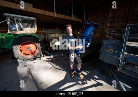 Brackenheim, Allemagne.23 novembre 2021.Micha, de Brackenheim, musicien portant le nom de scène 'Micha von der Rampe', tient son tuba bleu.Il a raccroché un emploi dans la banque pour sa musique.Au lieu de porter un costume, il vient maintenant dans un pantalon en cuir et apporte une bouffée d'air frais dans la scène pop avec son tuba bleu.Credit: Marijan Murat/dpa/Alamy Live News Banque D'Images