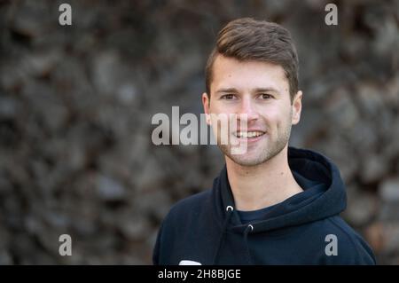 Brackenheim, Allemagne.23 novembre 2021.Micha de Brackenheim, musicien portant le nom de scène 'Micha von der Rampe'.Il a raccroché un emploi dans la banque pour sa musique.Au lieu de porter un costume, il porte maintenant un pantalon en cuir et apporte une bouffée d'air frais à la scène pop avec son tuba bleu.Credit: Marijan Murat/dpa/Alamy Live News Banque D'Images