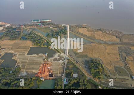 Vue aérienne du port de la rivière Char Fasson sur la rive de la rivière Meghna à Char Fasson à Bhola.Bangladesh Banque D'Images