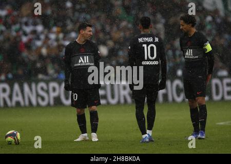 NEYMAR Jr de Paris et MARQUINHOS de Paris et Lionel MESSI de Paris lors du championnat français Ligue 1 match de football entre SAINT-Etienne et Paris Saint-Germain le 28 novembre 2021 au stade Geoffroy Guichard de Saint-Etienne, France - photo: Romain Biard/DPPI/LiveMedia Banque D'Images