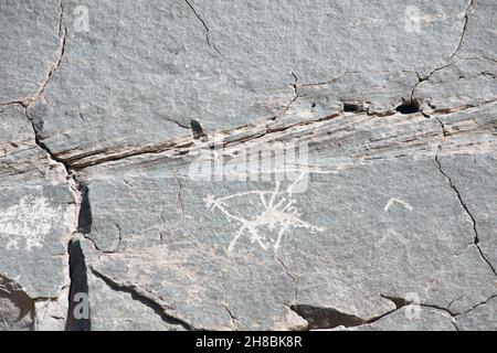 Détail de la peinture rupestre préhistorique des pétroglyphes représentant le chameau, désert de Wadi Rum, Jordanie.Patrimoine mondial de l'UNESCO Banque D'Images