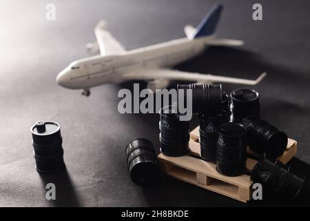 Barils de jouet miniature et avion.Concept commercial et financier. Banque D'Images